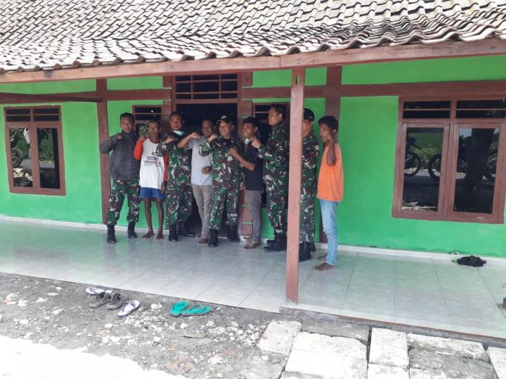 Anggota Satgas TMMD Bojonegoro Foto Bersama Dengan Pak Samadun